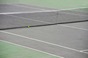 L'entretien court de tennis en béton poreux à Nice demande attention et régularité. Suivre les pratiques recommandées assure