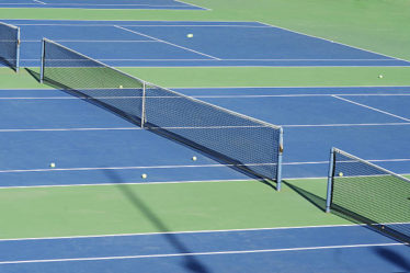 entretien de court de tennis en gazon synthétique à Nice