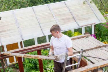 un charpentier à Francheville joue un rôle essentiel dans le renforcement des maisons. Premièrement, il évalue