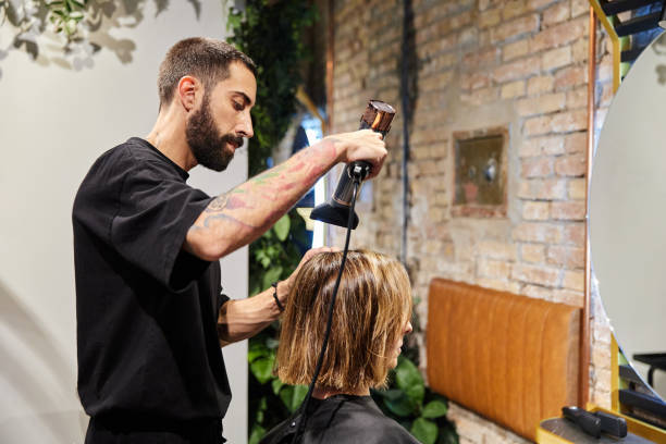 certains coiffeur à Lyon peuvent se spécialiser en colorations ou en coupes spécifiques. De plus, une bonne manière de juger
