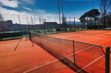 Construction d'un court de tennis à Nice