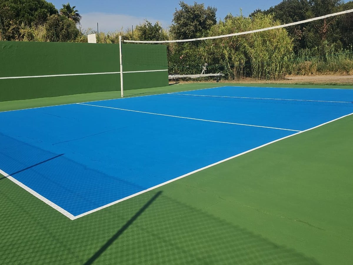 Construction d'un court de tennis à Saint-Raphaël
