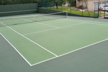 Construction d'un court de tennis à Saint-Raphaël