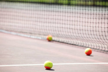 Construction d'un court de tennis en béton poreux à Cannes