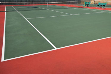 Construction d'un court de tennis en béton poreux à Cannes