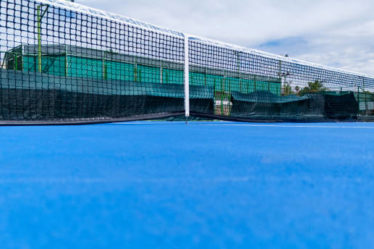 Construction d'un court de tennis en béton poreux à Cannes