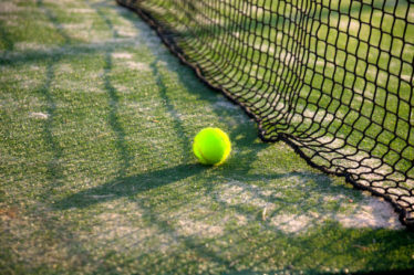 Construction d'un terrain de tennis à Saint-Raphaël