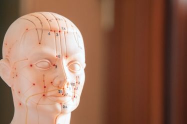 découvrez l'acupression, une pratique millénaire issue de la médecine traditionnelle chinoise. cette méthode de stimulation des points d'acupuncture favorise la relaxation, soulage le stress et améliore le bien-être général. plongez dans l'art de l'acupression pour harmoniser votre corps et votre esprit.