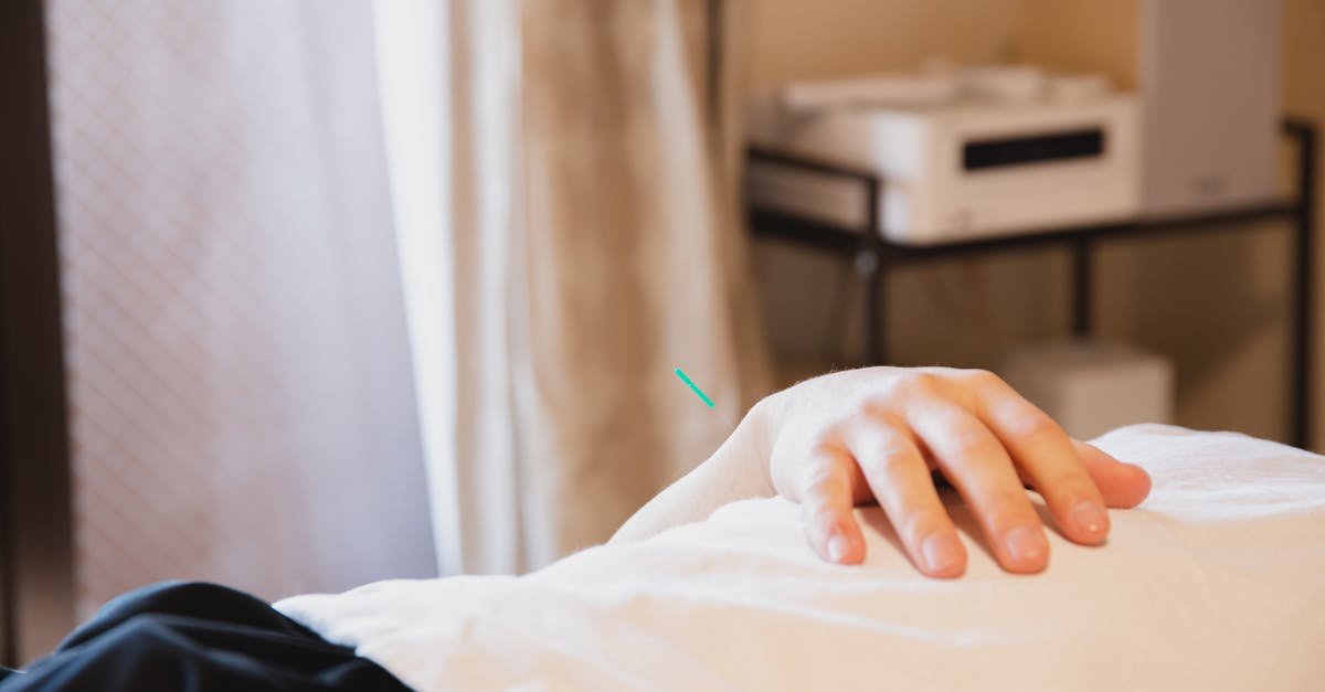 découvrez l'acupression, une technique ancienne de médecine douce qui utilise la pression des doigts sur des points spécifiques du corps pour soulager le stress, atténuer les douleurs et rétablir l'équilibre énergétique. apprenez les bienfaits de cette pratique et comment l'intégrer dans votre quotidien.