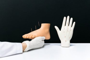 découvrez l'acupression, une méthode millénaire de médecine traditionnelle chinoise qui utilise la pression des doigts sur des points spécifiques du corps pour soulager le stress, diminuer la douleur et améliorer le bien-être général. apprenez ses bienfaits et comment l'intégrer dans votre routine quotidienne.