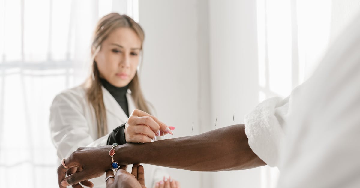 l'acupression est une technique thérapeutique issue de la médecine traditionnelle chinoise qui utilise des pressions sur des points spécifiques du corps pour soulager la douleur, réduire le stress et favoriser le bien-être. découvrez les bienfaits de cette pratique ancestrale et apprenez à l'intégrer dans votre routine quotidienne pour une meilleure santé physique et mentale.