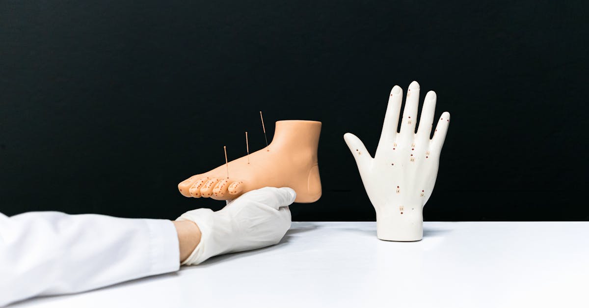 découvrez l'acupression, une méthode millénaire de médecine traditionnelle chinoise qui utilise la pression des doigts sur des points spécifiques du corps pour soulager le stress, diminuer la douleur et améliorer le bien-être général. apprenez ses bienfaits et comment l'intégrer dans votre routine quotidienne.