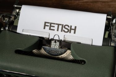 découvrez l'univers fascinant du fétichisme, où désirs et passions se mêlent. explorez les différentes facettes des fétiches, leurs origines et comment ils enrichissent notre compréhension de la sexualité humaine. plongez dans ce phénomène intrigant qui dépasse les conventions et éveiller vos sens.