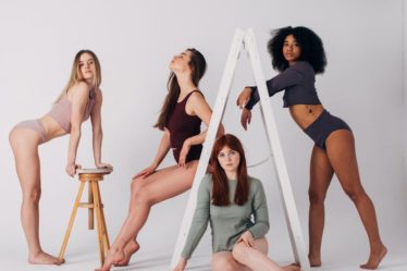 découvrez les dernières tendances de la lingerie : styles, couleurs et matières qui sublimeront votre intimité. restez à la pointe de la mode avec notre sélection des incontournables de la saison.