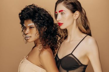 découvrez les dernières tendances en lingerie pour sublimer votre silhouette et allier confort à élégance. explorez des styles variés, des matières innovantes et des conseils pour choisir les pièces essentielles de votre garde-robe intime.