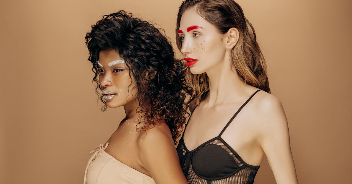 découvrez les dernières tendances en lingerie pour sublimer votre silhouette et allier confort à élégance. explorez des styles variés, des matières innovantes et des conseils pour choisir les pièces essentielles de votre garde-robe intime.