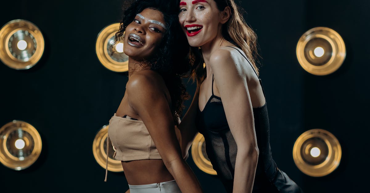 découvrez les dernières tendances en lingerie pour sublimer votre beauté et vous sentir bien dans votre peau. explorez des styles variés, des matériaux raffinés et des couleurs tendance qui allient confort et élégance.