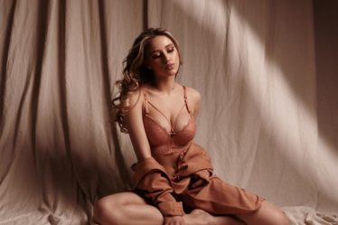 découvrez les dernières tendances en lingerie pour sublimer votre silhouette et exprimer votre style. conseil pour choisir les modèles incontournables de cette saison, alliant confort, sensualité et sophistication.