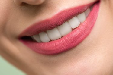 découvrez l'univers fascinant de 'lipstick sex', où la beauté et la sensualité se rencontrent. explorez des conseils, des idées de looks et des secrets pour allier maquillage et intimité, le tout pour sublimer votre expérience amoureuse.