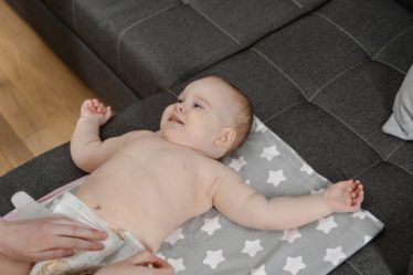 découvrez des conseils essentiels pour assurer la sécurité de votre bébé à la maison et à l'extérieur. protégez votre petit avec des astuces pratiques sur les équipements, les meubles et les habitudes sécuritaires.