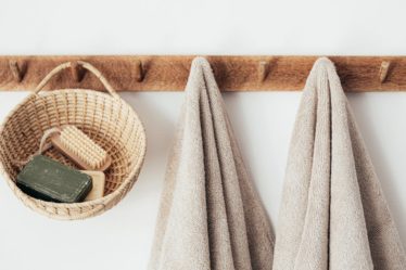 découvrez des astuces pratiques pour organiser votre salle de bains de manière efficace et esthétique. transformez votre espace en un lieu fonctionnel et apaisant grâce à nos conseils sur le rangement, le choix des accessoires et l'optimisation de l'espace.