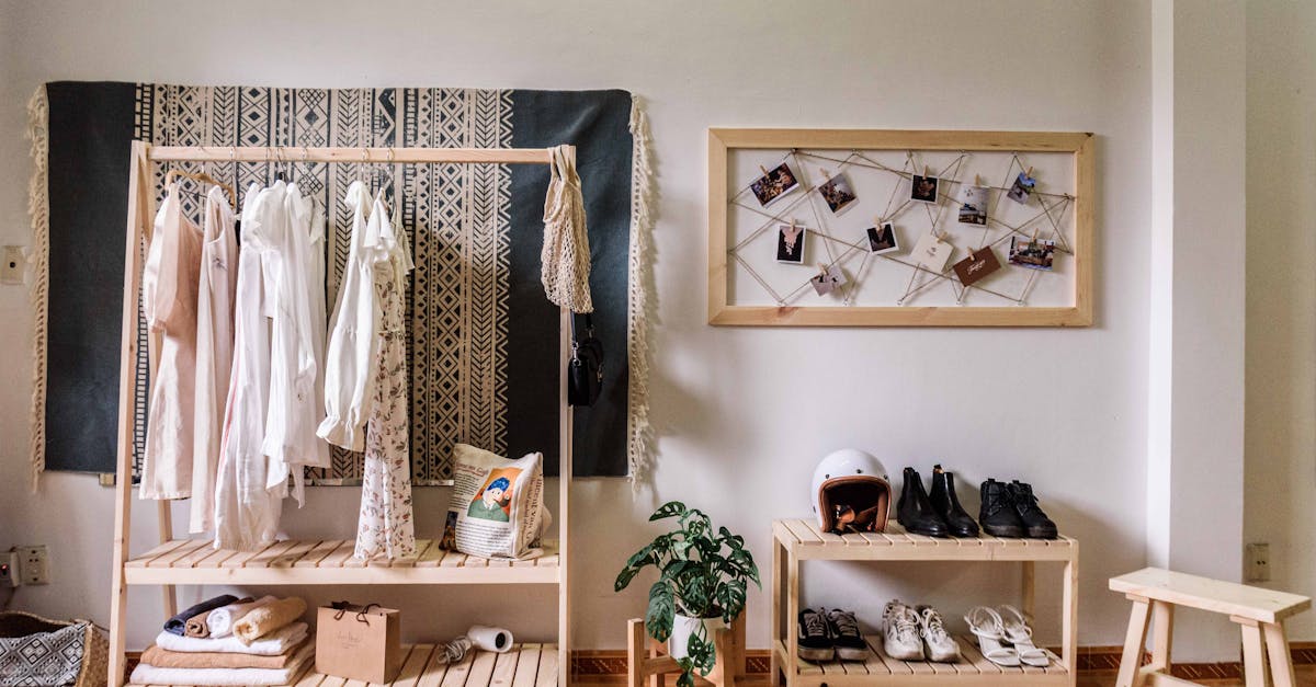 découvrez notre sélection de porte-manteaux au design contemporain, alliant fonctionnalité et esthétique. parfaits pour embellir votre intérieur tout en offrant une solution pratique pour ranger vos vêtements et accessoires.