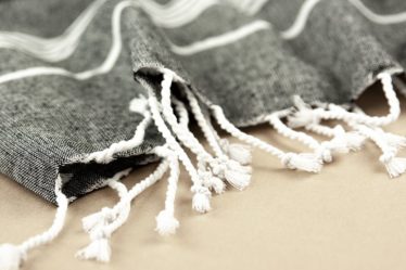 découvrez notre collection de foutas, ces magnifiques serviettes de bain en coton léger, parfaites pour la plage ou le bain. alliant style et praticité, elles sont idéales pour toutes vos activités estivales.