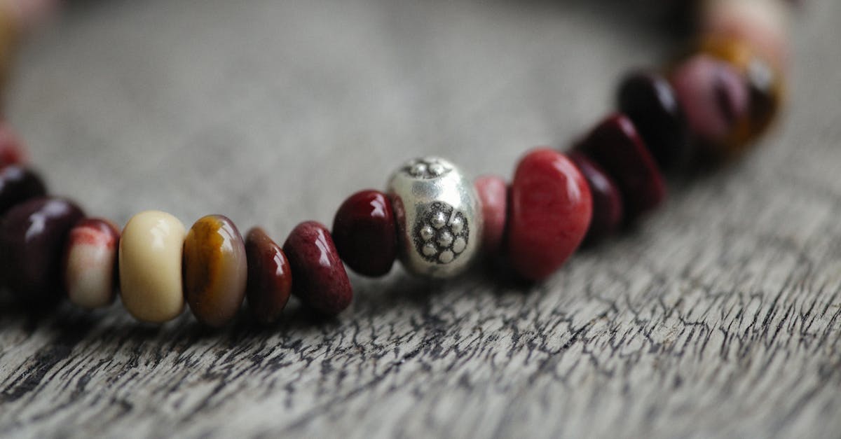 découvrez notre bijouterie artisanale en bois, où chaque pièce unique est créée avec passion et soin. laissez-vous séduire par l'élégance naturelle et l'originalité de nos bijoux en bois faits main, parfaits pour toutes les occasions.