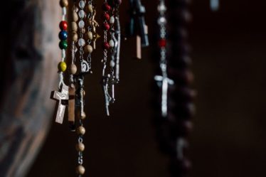 découvrez notre collection de bijoux en bois faits à la main, alliant artisanat traditionnel et design moderne. chaque pièce unique est conçue avec soin, utilisant des matériaux durables pour mettre en valeur votre style naturel. offrez-vous un bijou qui raconte une histoire.