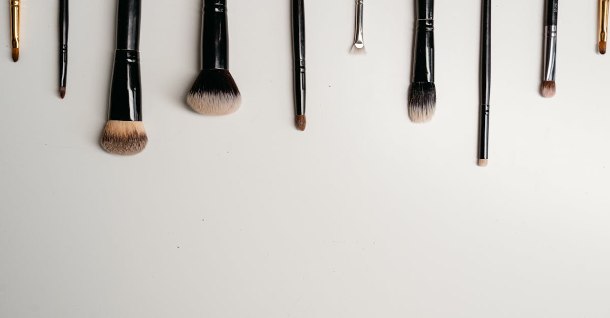 découvrez des astuces pratiques et des idées créatives pour organiser vos produits de maquillage. transformez votre routine beauté avec une organisation efficace qui vous permettra de retrouver facilement vos essentiels et d'optimiser votre espace de rangement.