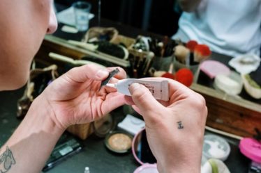 découvrez des astuces pratiques et des solutions créatives pour organiser vos produits de maquillage. transformez votre routine beauté en un espace bien structuré, esthétique et fonctionnel grâce à nos conseils d'organisation et nos idées inspirantes.