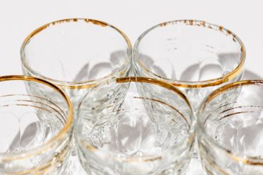 découvrez les accessoires de mode russes : un mélange unique de tradition et de modernité. explorez notre collection d'écharpes, bijoux et chapeaux qui mettent en valeur l'élégance et le style intemporel de la mode russe.